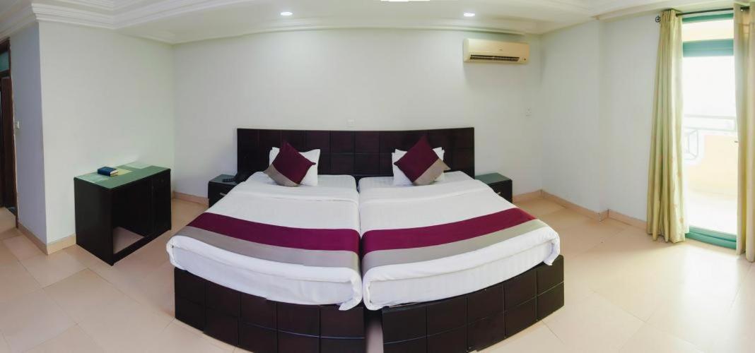 Korkdam Hotel Taifa Buitenkant foto